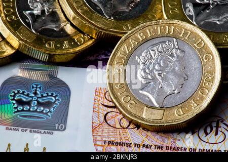 Funzione di sicurezza olografica sulla nuova banconota da dieci libbre e sulle nuove monete da 12 lati da una libbra Foto Stock