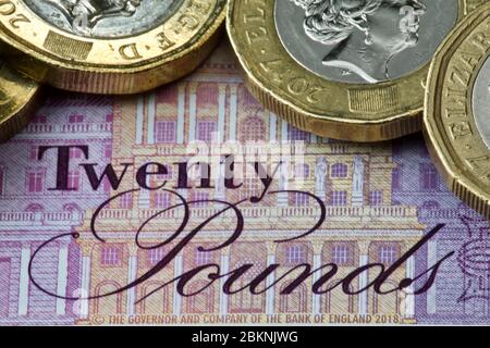 monete da £1 libbra su una banconota da venti libbre Foto Stock