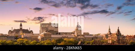 Panorama del cielo della città vecchia Montreal al tramonto, Quebec, Canada Foto Stock