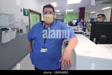 Consulente Michael Perry nel reparto di emergenza respiratoria del Craigavon Area Hospital di Co Armagh, Irlanda del Nord. Foto Stock