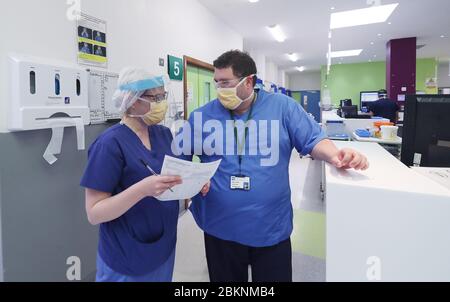 Il consulente Michael Perry (a destra) parla con un collega del reparto di emergenza respiratoria del Craigavon Area Hospital di Co Armagh, Irlanda del Nord. Foto Stock