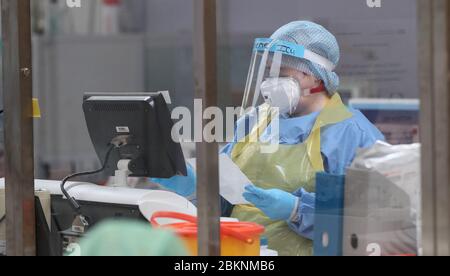 Un membro del team di terapia intensiva tratta i pazienti di Covid-19 presso il Craigavon Area Hospital di Co Armagh, Irlanda del Nord. Foto Stock