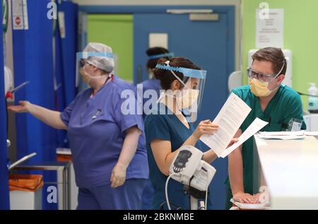 Personale medico del reparto di emergenza respiratoria del Craigavon Area Hospital di Co Armagh, Irlanda del Nord. Foto Stock