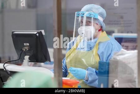 Un membro del team di terapia intensiva tratta i pazienti di Covid-19 presso il Craigavon Area Hospital di Co Armagh, Irlanda del Nord. Foto Stock