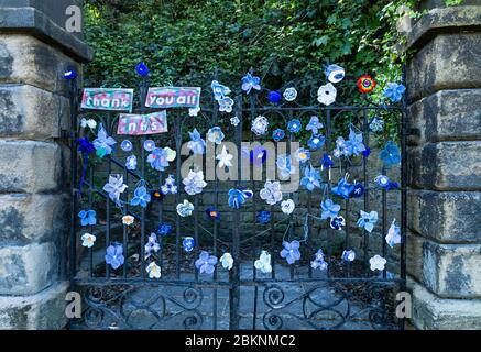 Una porta della chiesa a Baaildon, Yorkshire decorata con fiori a maglia blu a sostegno del NHS durante la Pandemia di Coronavirus. Foto Stock