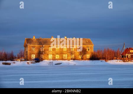 A due piani case di registro (caserme) a nord del fiume, villaggio. Nel nord-ovest della Russia. Architettura in legno di inizio del XX secolo. Prendendo foto da congelati Foto Stock