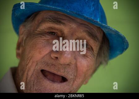 Ritratto di uomo cubano da vicino su un luminoso sfondo verde, la Habana Vieja, l'Avana Vecchia, Cuba Foto Stock