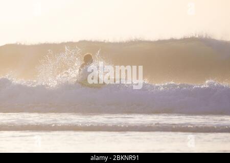 Il corpo del surfista a cavallo di un onda perfetta. Foto Stock