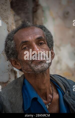 Ritratto di un uomo cubano appoggiato al muro di un vecchio edificio, la Habana Vieja, l'Avana Vecchia, Cuba Foto Stock