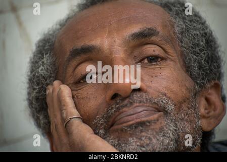 Ritratto di un uomo cubano appoggiato al muro di un vecchio edificio, la Habana Vieja, l'Avana Vecchia, Cuba Foto Stock