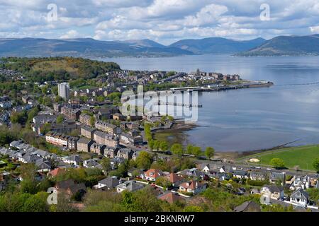 Vista elevata della città di Gourock sulla costa di Firth of Clyde a Inverclyde, Scozia, Regno Unito Foto Stock