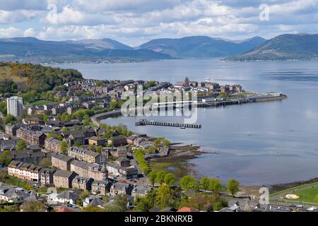 Vista elevata della città di Gourock sulla costa di Firth of Clyde a Inverclyde, Scozia, Regno Unito Foto Stock