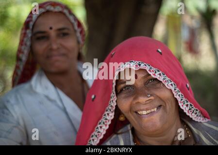 Ritratto ravvicinato di due Signore indiane sorridenti in copricapo. Pushka, Rajasthan, India Foto Stock