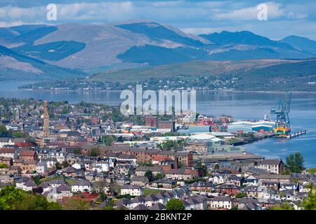 Vista elevata della città di Greenock sulla costa di Firth of Clyde a Inverclyde, Scozia, Regno Unito Foto Stock