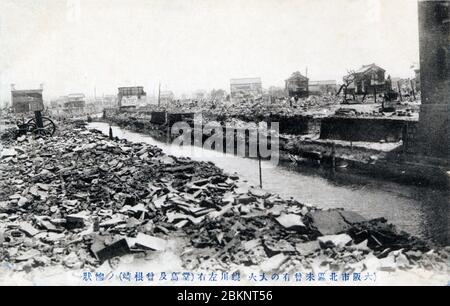 [ 1900 Giappone - Grande incendio di Kita, Osaka ] – la zona intorno a Dojima dopo il Grande incendio di Kita (キタの大火, Kita no Taika) del 31 luglio 1909 (Meiji 42) a Osaka. Il fiume nel centro è Shijimigawa. L'incendio distrusse 14,067 case ed edifici e divenne l'impulso per la creazione del reparto antincendio di Osaka. A seguito dell'incendio, le lampade di vetro furono vietate e sostituite da quelle metalliche, e le autorità iniziarono a promuovere l'uso dell'elettricità. cartolina vintage del xx secolo. Foto Stock