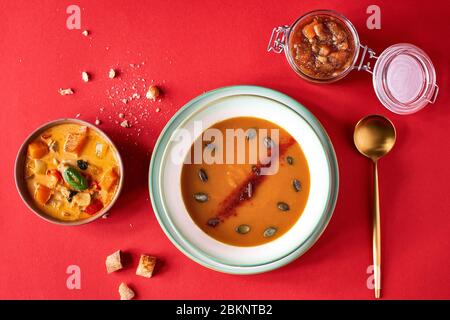 Zuppa di zucca, curry tailandese con zucca, chutney di zucca, delizioso menu di vitamine vegetali. Foto Stock