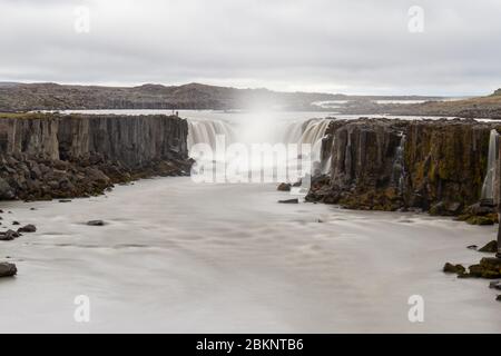 Lunga esposizione della cascata Selfoss nella rivolta del canyon Jökulsárgljúfur dalla più famosa cascata di Dettifoss, l'Islanda settentrionale. Foto Stock