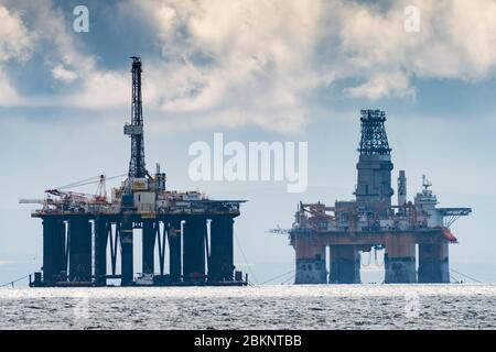 Vista delle piattaforme offshore Mothballed Sedco 711 (a sinistra) e Deepsea Aberdeen ormeggiato nel fiume Firth of Forth , Scozia, Regno Unito Foto Stock