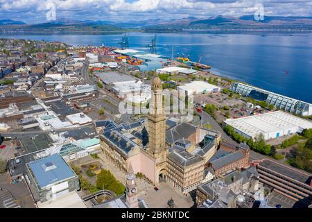 Vista elevata del centro di Greenock con torre di edificio municipale in primo piano, Inverclyde , Scozia, Regno Unito Foto Stock
