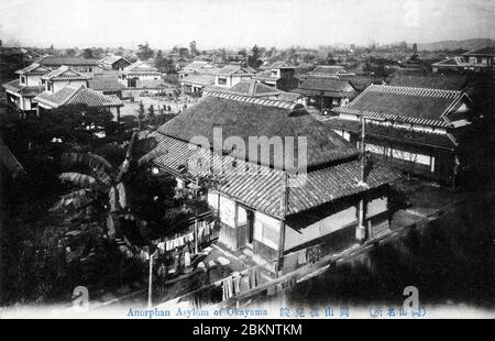 [ 1900 Giappone - Orfanotrofio giapponese, Okayama ] - Orfanotrofio Okayama (岡山孤児院, Okayama Kojiin) a Okayama. L'orfanotrofio fu fondato da Juji Ishii (石井十次, 1865-1914) nel 1887 (Meiji 20) al tempio Sanyuji (三友寺) quando Ishii aveva solo 22 anni. Fu una delle prime istituzioni private di welfare per i bambini del Giappone e al suo apice nel 1906 (Meiji 39) si occupò di 1200 bambini e occupò 200 lavoratori. cartolina vintage del xx secolo. Foto Stock