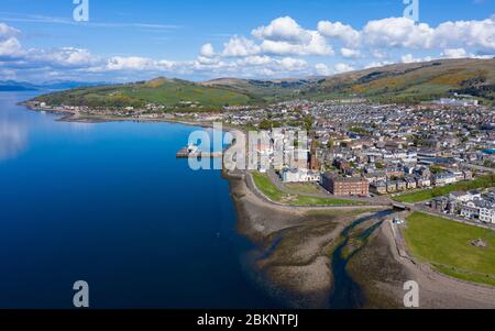 Veduta aerea della città balneare di Largs nel Nord Ayrshire, Scozia, Regno Unito