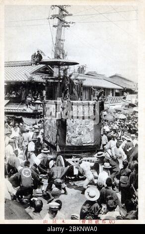 [ 1910 Giappone - Gion Matsuri, Kyoto ] – il festival di Tokusayama (木賊山) sta scendendo una strada durante il famoso Gion Matsuri di Kyoto‘s, che si svolge nel mese di luglio. Il festival è iniziato nel 869, quando Kyoto era afflitta dalla peste. cartolina vintage del xx secolo. Foto Stock