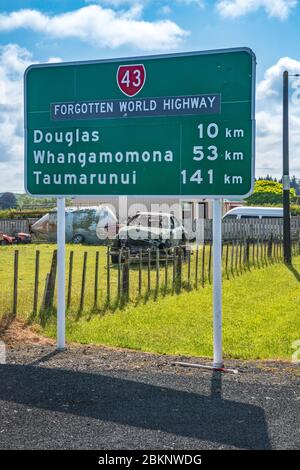 Direzione strada segno a Forgotten World Highway (SH43) nel villaggio di Toko, Taranaki Regione, Isola del Nord, Nuova Zelanda Foto Stock