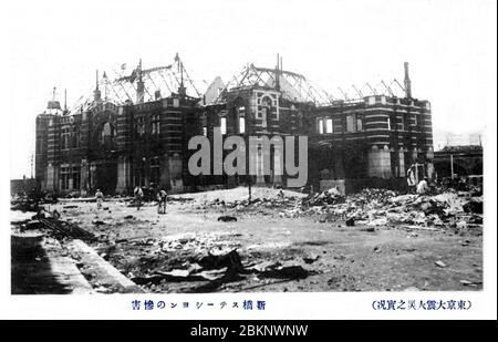 [ 1920 Giappone - Grande terremoto di Kanto ] - le rovine della seconda stazione di Shinbashi (anche Shimbashi) dopo la sua distruzione da parte del Grande terremoto di Kanto del 1 settembre 1923 (Taisho 12). L'imponente edificio in mattoni rossi fu completato a ovest della stazione originale di Shinbashi nel 1914 (Taisho 3). Fu usato fino al 1923 (Taisho 12) quando fu distrutto. cartolina vintage del xx secolo. Foto Stock