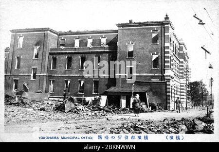 [ 1920 Giappone - Grande terremoto di Kanto ] - il Municipio di Yokohama a Yokohama, Prefettura di Kanagawa dopo la sua distruzione da parte del Grande terremoto di Kanto del 1 settembre 1923 (Taisho 12). cartolina vintage del xx secolo. Foto Stock