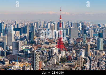 Torre di Tokyo e paesaggio urbano dalle colline di Roppongi, Tokyo, Giappone Foto Stock