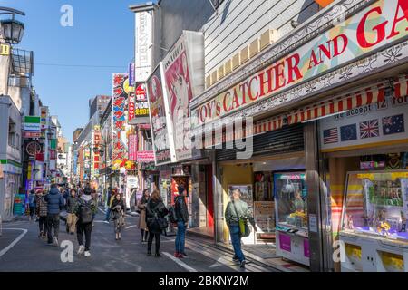 Kabukicho Sakura-dori St., shinjuku, Tokyo Foto Stock