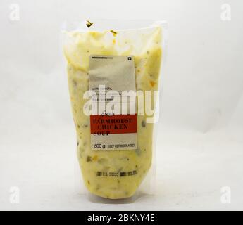 Alberton, Sudafrica - un pacchetto di Woolworths cibo fattoria zuppa di pollo isolato su un chiaro sfondo immagine con spazio copia Foto Stock
