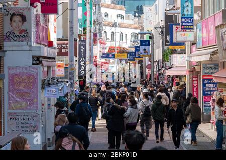 Takeshita Street occupato con la gente, Tokyo, Giappone Foto Stock
