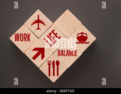Cubi di legno con parole su di loro: Equilibrio vita del lavoro e icone. Business e godere di scelta e concetto di priorità Foto Stock