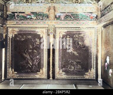 [ 1890 Giappone - interno del tempio giapponese a Nikko ] - interno di Toshogu (東照宮) a Nikko, Prefettura di Tochigi. foto di albume vintage del xix secolo. Foto Stock