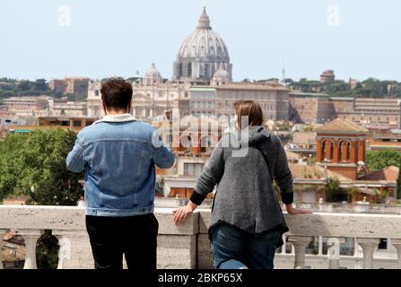 Roma, Italia. 05 maggio 2020. Roma, cittadini romani alla Terrazza del Pincio il secondo giorno della fase 2 foto: Credito: Agenzia fotografica indipendente/Alamy Live News Foto Stock