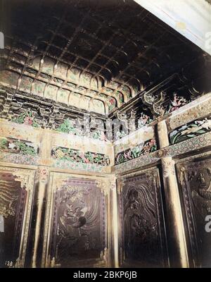 [ 1890 Giappone - interno del tempio giapponese a Nikko ] - interno di Toshogu a Nikko, Prefettura di Tochigi. foto di albume vintage del xix secolo. Foto Stock