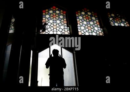 Palembang, Sumatra del Sud, Indonesia. 5 maggio 2020. 5 maggio 2020, Palembang, Indonesia : un musulmano indonesiano che prega alla moschea durante il mese sacro musulmano del Ramadan a palembang, Indonesia. AL Zulkifli/Zuma Wire Credit: AL Zulkifli/ZUMA Wire/Alamy Live News Foto Stock