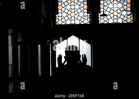 Palembang, Sumatra del Sud, Indonesia. 5 maggio 2020. 5 maggio 2020, Palembang, Indonesia : un musulmano indonesiano che prega alla moschea durante il mese sacro musulmano del Ramadan a palembang, Indonesia. AL Zulkifli/Zuma Wire Credit: AL Zulkifli/ZUMA Wire/Alamy Live News Foto Stock