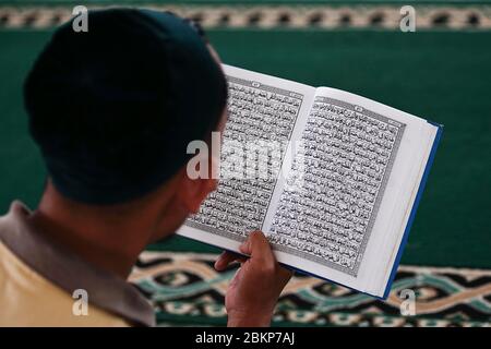 Palembang, Sumatra del Sud, Indonesia. 5 maggio 2020. 5 maggio 2020, Palembang, Indonesia: Un musulmano indonesiano che legge il corano durante il mese sacro musulmano di Ramadan a palembang, Indonesia. AL Zulkifli/Zuma Wire Credit: AL Zulkifli/ZUMA Wire/Alamy Live News Foto Stock