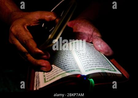 Palembang, Sumatra del Sud, Indonesia. 5 maggio 2020. 5 maggio 2020, Palembang, Indonesia: Un musulmano indonesiano che legge il corano durante il mese sacro musulmano di Ramadan a palembang, Indonesia. AL Zulkifli/Zuma Wire Credit: AL Zulkifli/ZUMA Wire/Alamy Live News Foto Stock