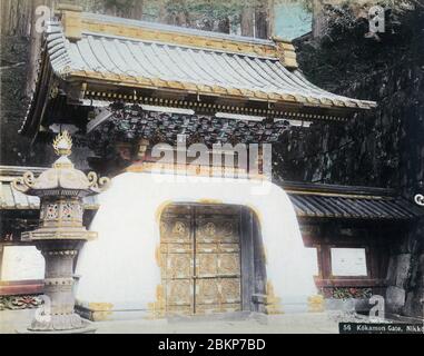 [ 1890 Giappone - porta del Tempio Giapponese a Nikko ] - porta di Kokamon (皇嘉門) al Mausoleo di Taiyu-in Reibyo (大猷院霊廟) a Nikko, Prefettura di Tochigi, Giappone. foto di albume vintage del xix secolo. Foto Stock