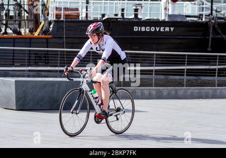 Dundee, Tayside, Scozia, Regno Unito. 5 maggio 2020. UK Weather: Mattina calda e soleggiata a Dundee con temperature che raggiungono i 14°C. Una ciclista femminile che gode del caldo sole del tempo mentre si fa esercizi all'aperto in bicicletta passando la nave RRS Discovery lungo il lungomare durante le restrizioni di blocco Covid-19 in tutta la Scozia. Credit: Dundee Photographics/Alamy Live News Foto Stock