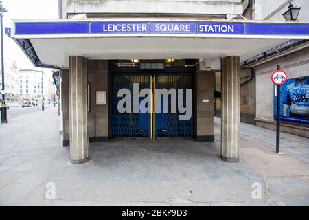 Le persiane chiuse alla stazione di Leicester Square, Charing Cross Road, West End, Londra, durante la pandemia Coronavirus COVID-19 nel 2020 Foto Stock