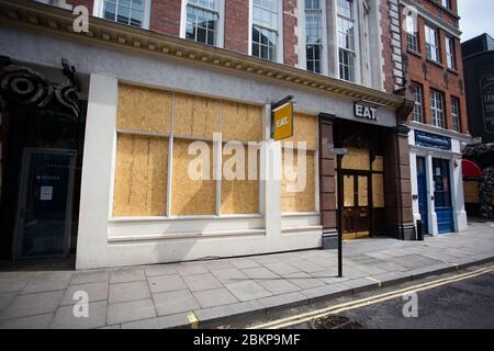 Salì in negozio DI MANGIARE, St Martin's Lane, West End, Londra, durante la pandemia Coronavirus COVID-19 nel 2020. Foto Stock