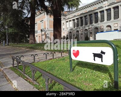 Un bel poster che mostra il nostro amore per i nostri amati cani con il Museo del Prado sfondo. 3 marzo 2020. Madrid Spagna. Foto Stock