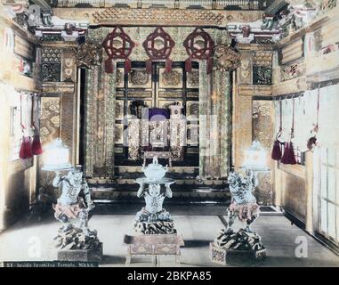 [ 1890 Giappone - interno del tempio giapponese a Nikko ] - interno di Taiyuin-BYO, il mausoleo del terzo shogun, Tokugawa Iemitsu (1604-1651) a Nikko, Prefettura di Tochigi. foto di albume vintage del xix secolo. Foto Stock