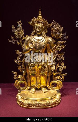 Pechino / Cina - 20 febbraio 2016: Statua d'oro di una divinità buddista esposta al Museo Nazionale della Cina di Pechino Foto Stock