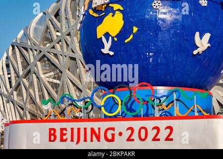 Pechino / Cina - 20 febbraio 2016: Stand decorativo che promuove l'Olimpiade invernale di Pechino 2022 di fronte allo Stadio Nazionale di Pechino Birds Nest i. Foto Stock