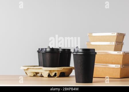 Molti contenitori per alimenti da asporto, scatola per pizza, tazze da caffè e sacchetti di carta su sfondo grigio chiaro Foto Stock